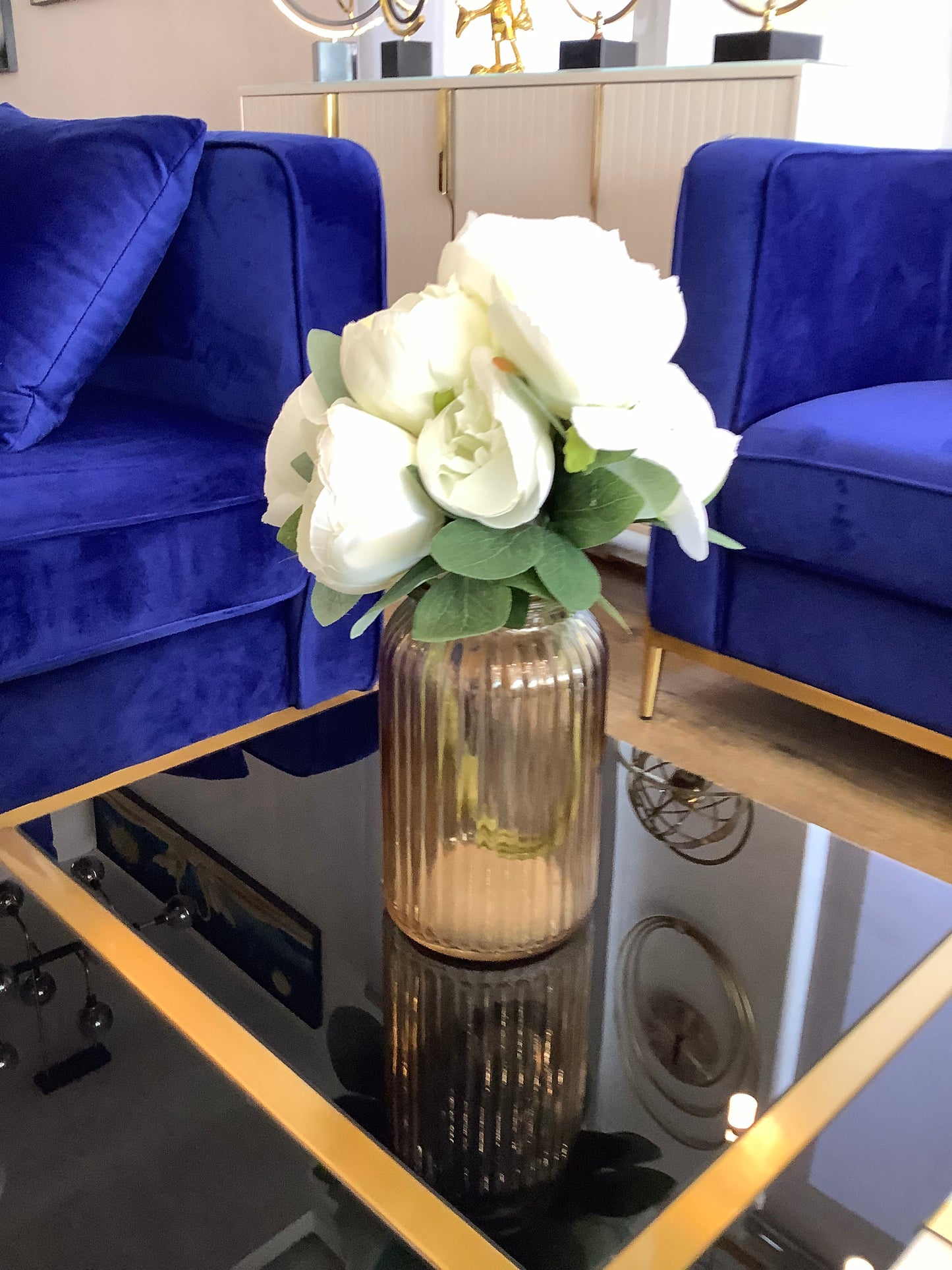Vase and rose