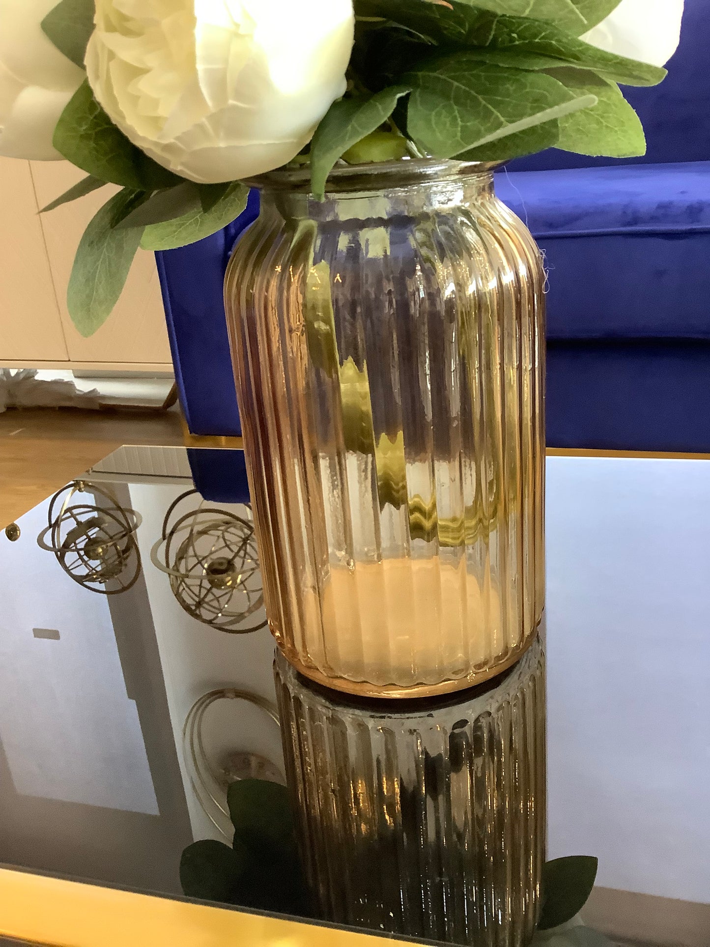 Vase and rose