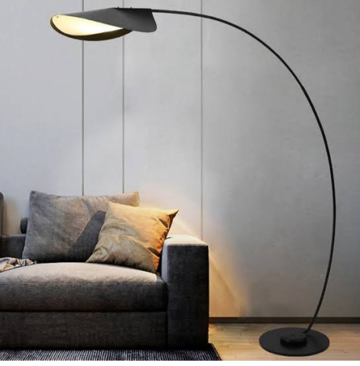 Curvy standing lamp