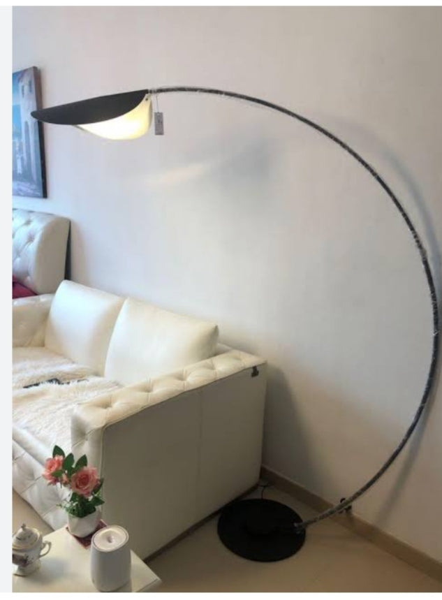 Curvy standing lamp