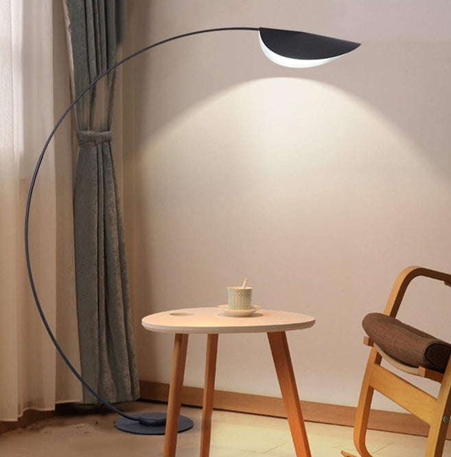 Curvy standing lamp