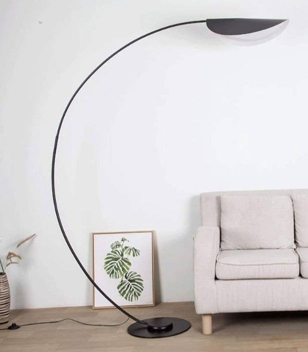Curvy standing lamp