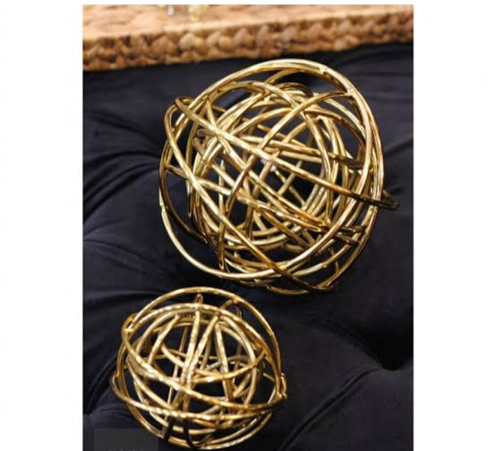 Metallic knot decor