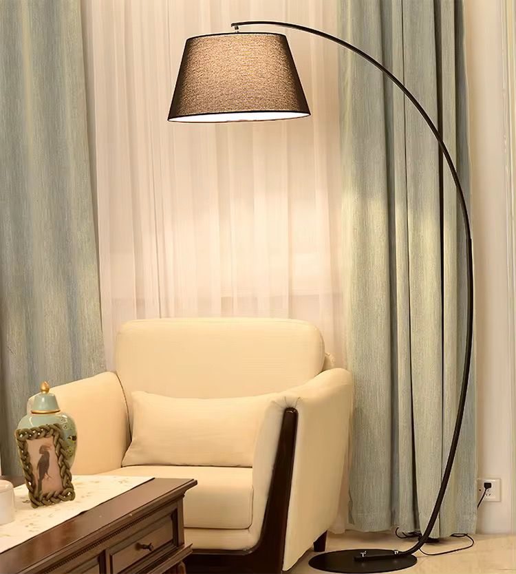 Curvy standing lamp