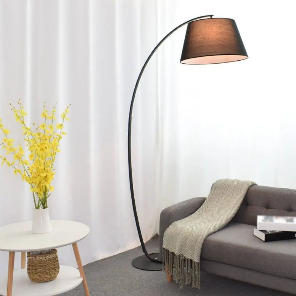 Curvy standing lamp