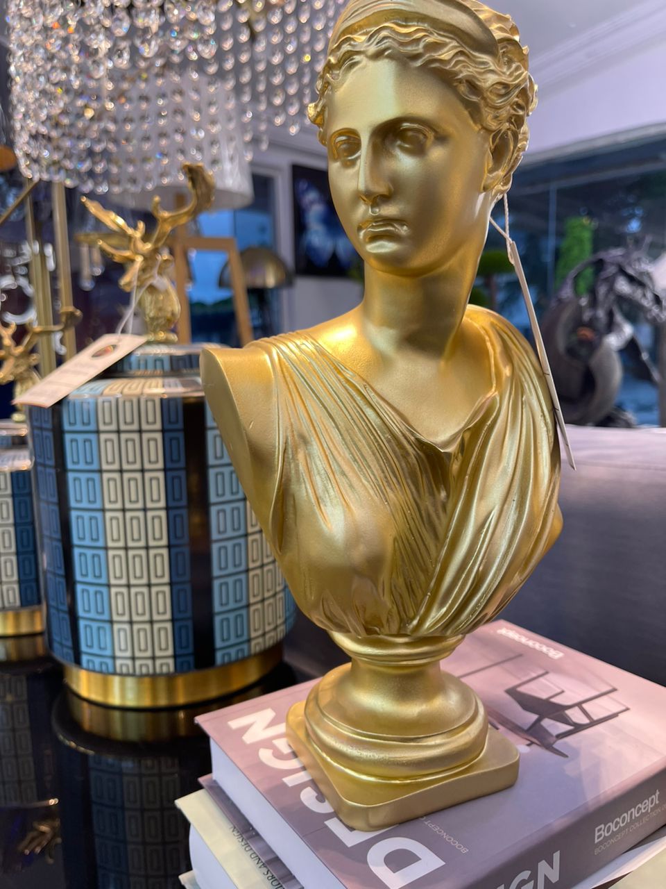 Decorative figurine