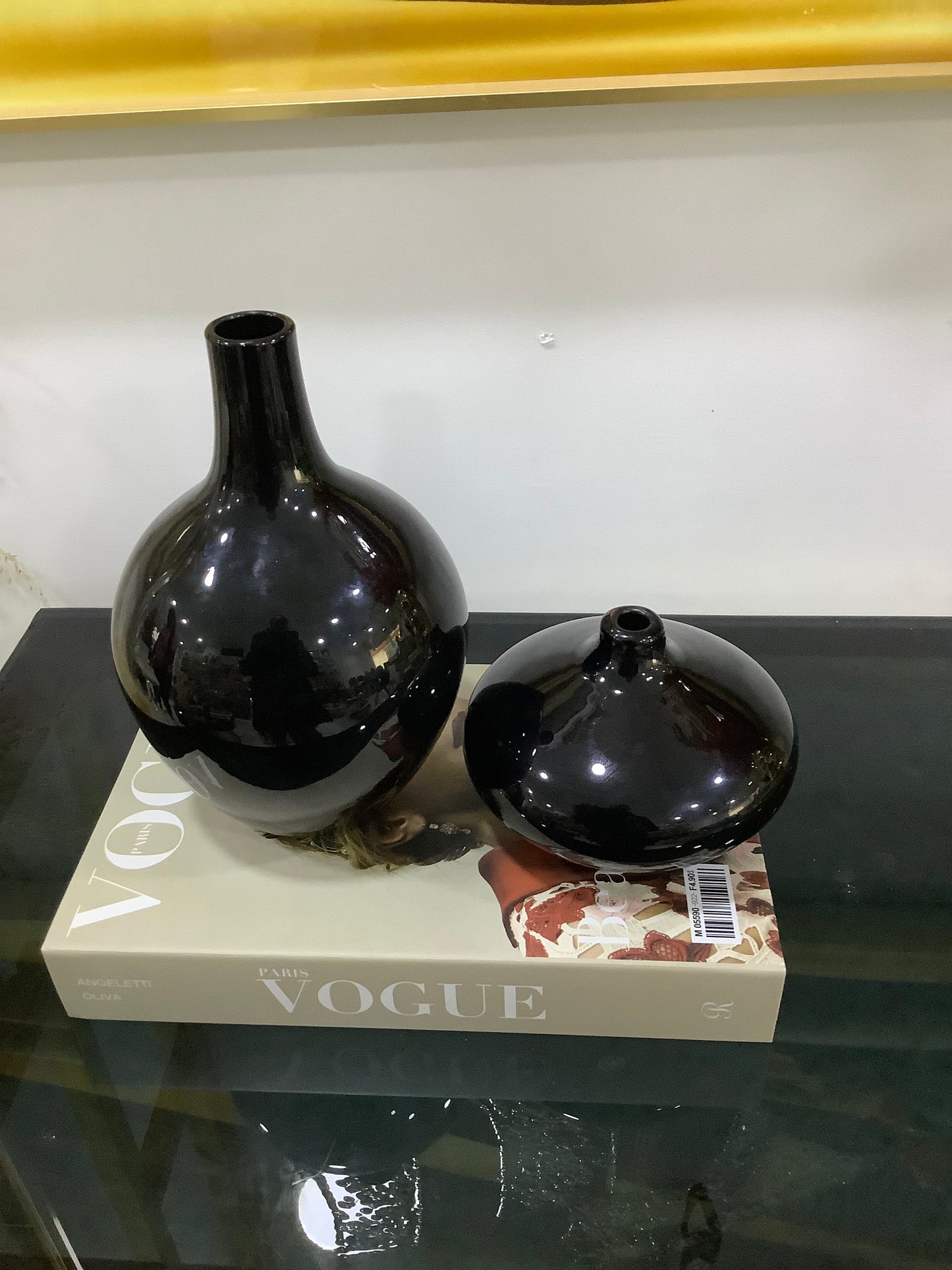 Round bottom vase and pampers