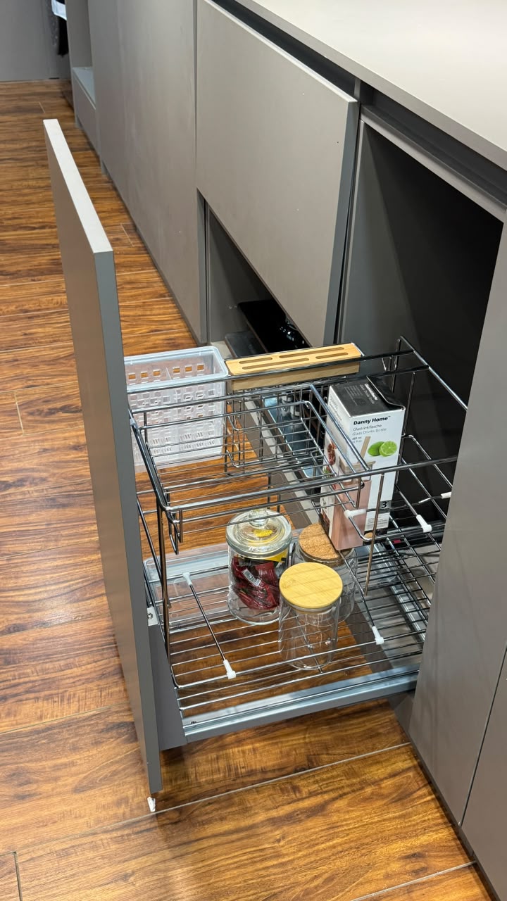 Seasoning pull out basket