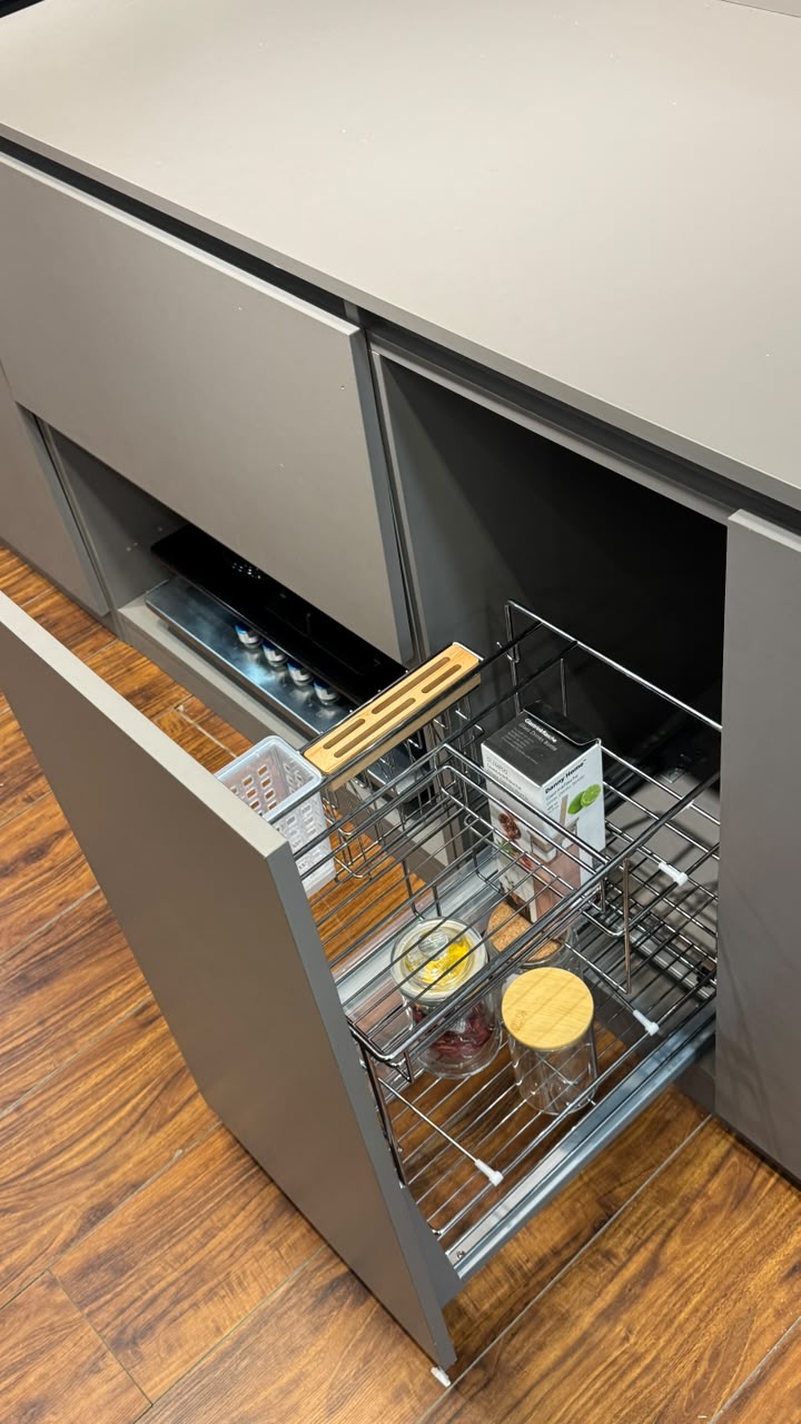 Seasoning pull out basket