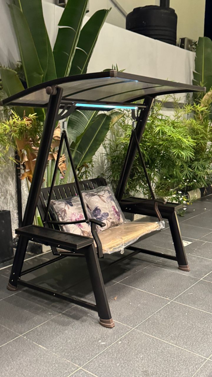 Outdoor swing chair