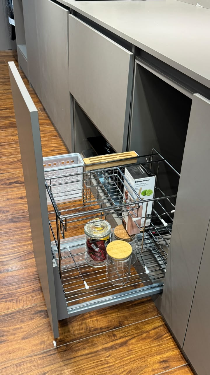 Seasoning pull out basket